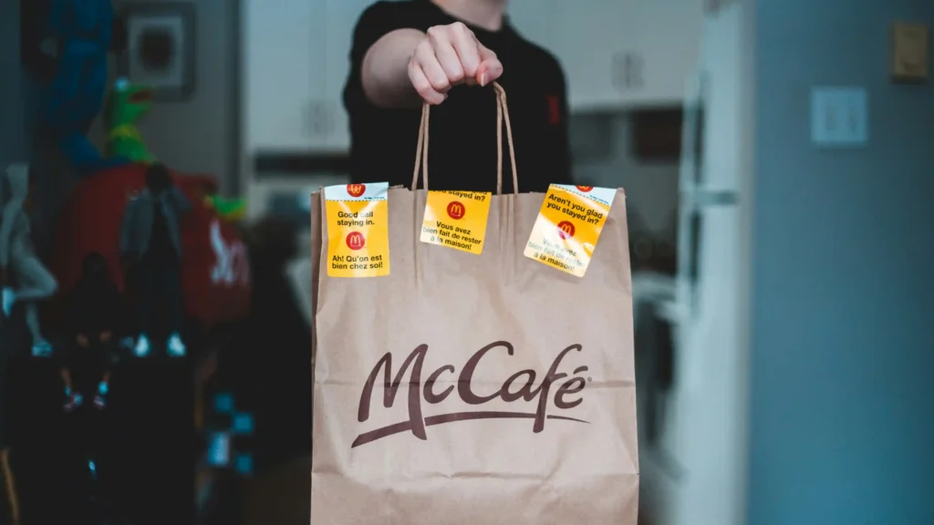 McCafe外卖餐袋，由送餐员送餐递送