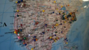 美国地图上面用顶针进行了大量标记，用以为下一家餐馆的区域拓展进行合适的选址