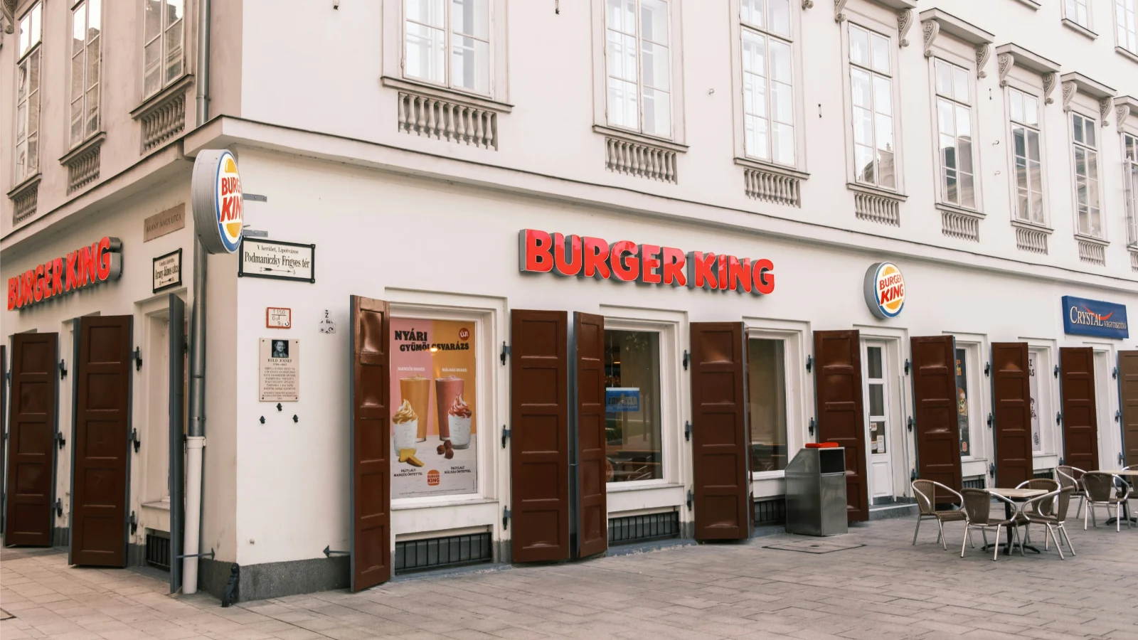 Burger King连锁餐厅外景，经典的品牌标志与街头气息交相辉映。