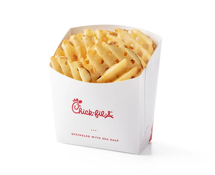 Chick-fil-A 标志性的华夫饼薯条，表面积大，撒上海盐，外酥里嫩，装在品牌纸盒中。