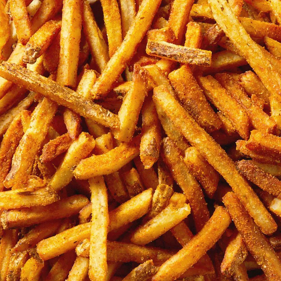 Five Guys 使用花生油炸制的手工薯条，带皮，撒上盐和 Cajun 粉，外脆内软，充满风味。