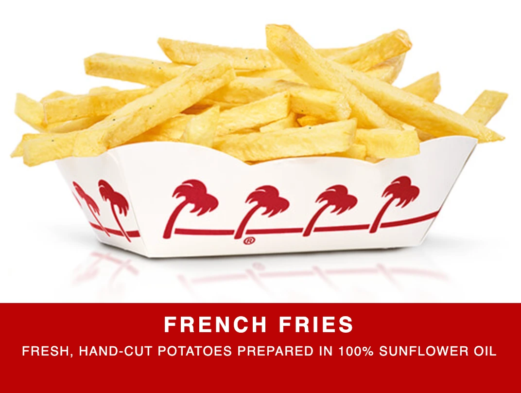 In-N-Out 快餐店的新鲜手切薯条，呈现出金黄诱人的色泽，装在带有品牌标志的纸盒中。
