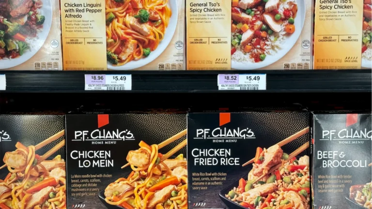 PF Chang’s Home Menu 系列产品实物包装展示，包含单人份、家庭份、春卷小吃及配菜等，突出品牌冷冻预制菜的多样性。