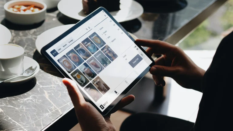 展示餐饮从业者使用平板点餐系统的场景，清晰显示菜品图片与价格，体现现代餐饮POS系统的数字化与高效性。