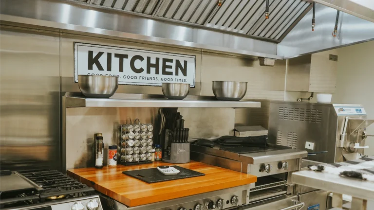餐厅后厨设备场景，用于说明厨房设备如炉灶、烤箱等属于可抵税资产。