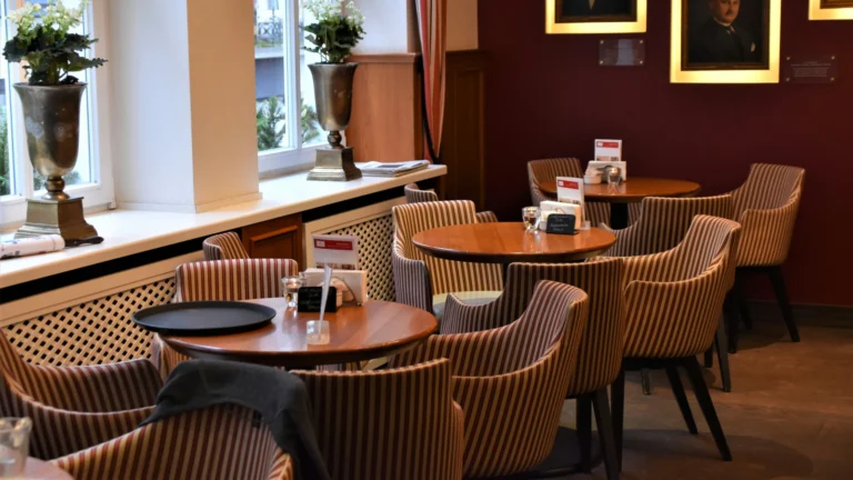 安静而克制的高端餐厅室内环境，柔和灯光与私密座位营造出不被打扰的用餐氛围，体现高端餐饮对空间与节奏的重视