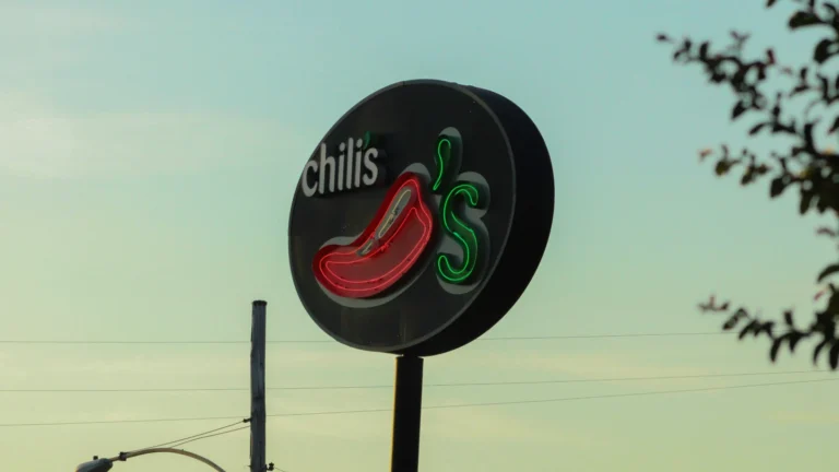 Chili’s餐厅户外招牌，2025年美国餐饮行业复盘中表现最亮眼的连锁品牌之一