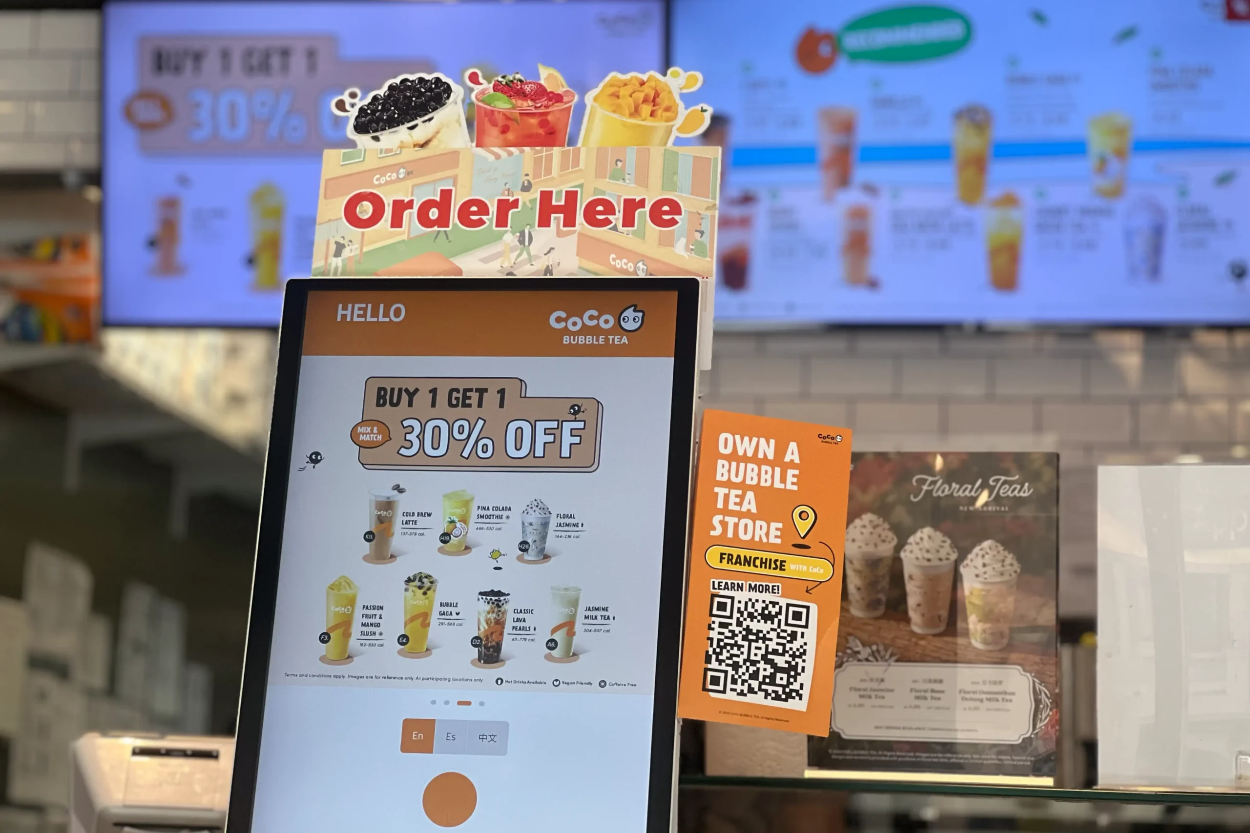 奶茶店内的自助点餐机与电子菜单屏幕,展示美国奶茶门店数字化运营和促销场景