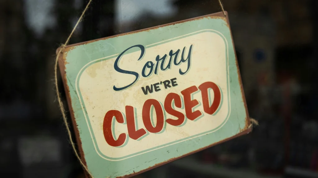 2026年开年,美国多个连锁餐饮品牌相继挂出这块牌子——有的提前公告,有的毫无预兆。