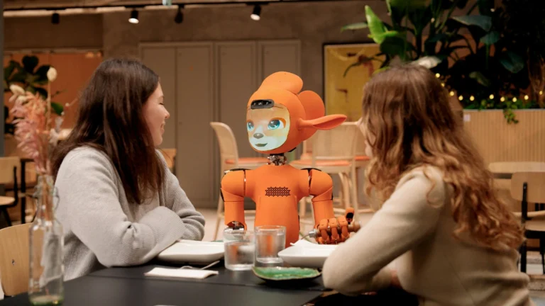 Restaurant scene in which customers interact with AI robots, exemplifying the use of artificial intelligence in U.S. restaurant service and operations