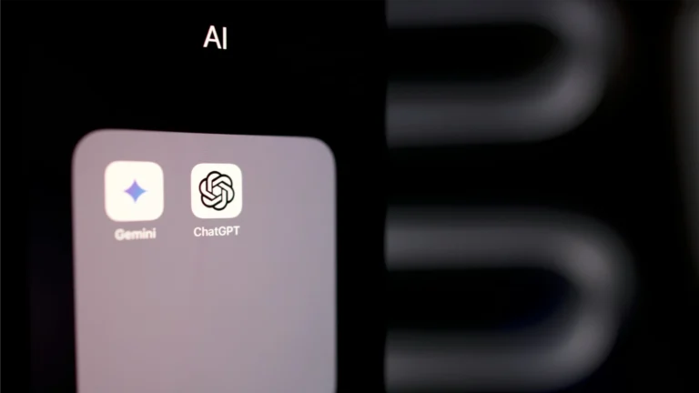 手机屏幕上显示 ChatGPT 和 Gemini 等 AI 应用图标,象征消费者开始通过生成式AI平台搜索餐厅、获取推荐并做出点餐决策。