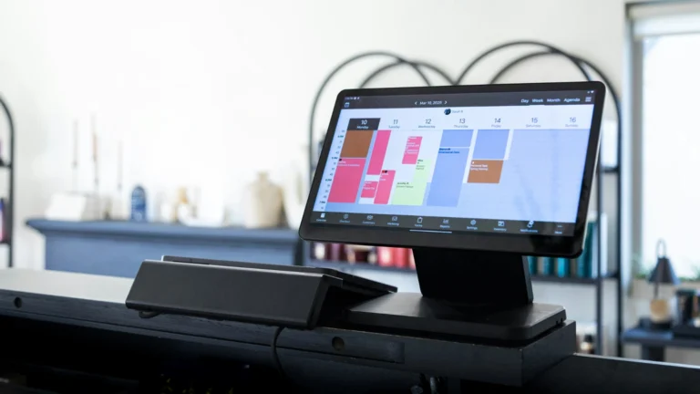 餐厅前台POS点餐系统屏幕,显示数字化排班与订单管理界面