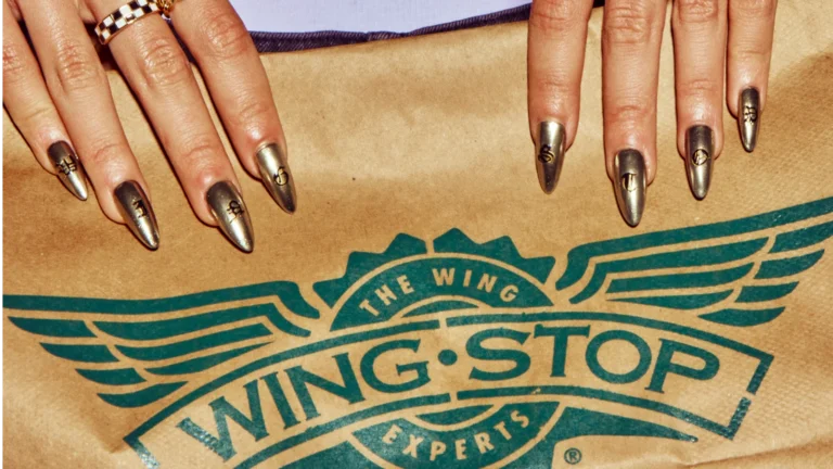 顾客双手放在印有Wingstop标志的外卖包装袋上,展示Wingstop品牌形象与会员忠诚度计划