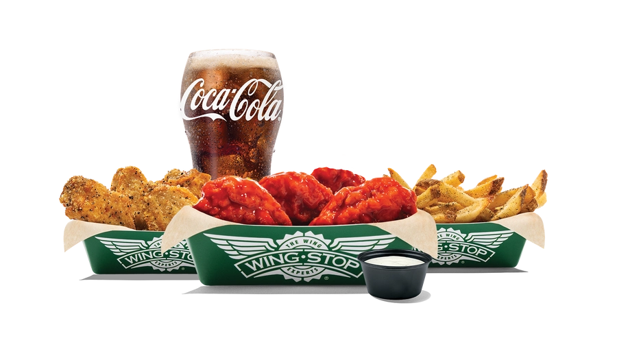 Wingstop鸡翅套餐,包括多种口味鸡翅、薯条、蘸酱和一杯可口可乐饮品
