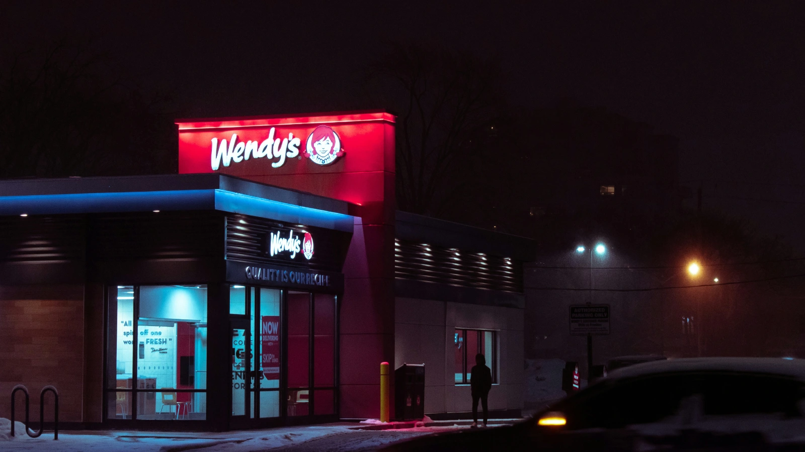 Wendy’s门店外景,品牌面临同店销售下滑与经营转型挑战