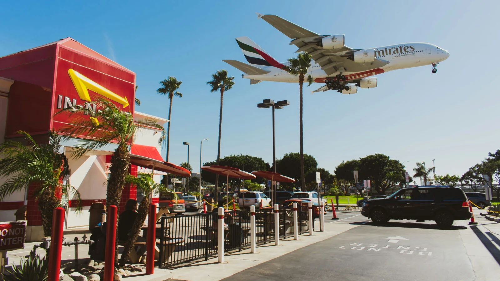 In-N-Out门店与上空飞机同框,体现品牌扩张与区域供应链和物流半径之间的关系