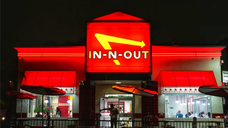 In-N-Out夜间门店外景,展示品牌在美国持续扩张并保持直营运营模式